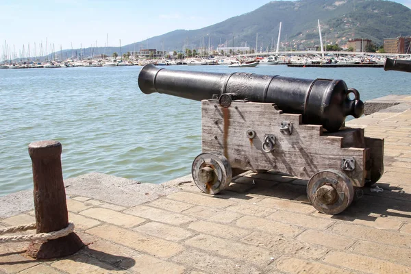 Средневековая Пушка Бассейне Гавани — стоковое фото