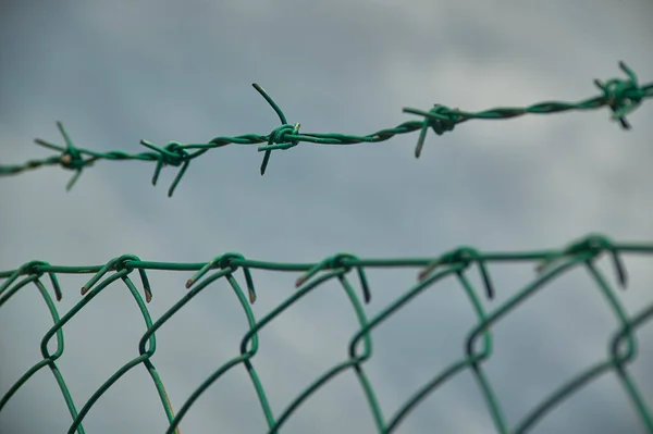 Detalle Una Malla Alambre Alambre Púas Con Macro Disparo Fondo — Foto de Stock