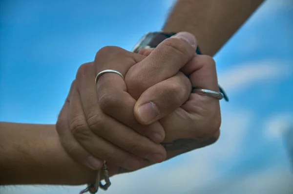 Two Friends Shaking Hands Detail Hands Clasping Symbol Help Brotherhood — Stock Photo, Image