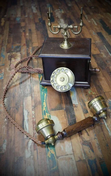 Oude Vintage Telefoon Met Een Houten Achtergrond — Stockfoto