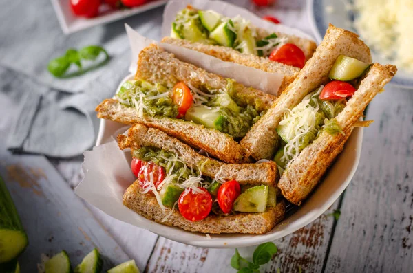 Spuntino Salutare Con Pomodori Cetrioli Pesto Fresco Parmigiano — Foto Stock