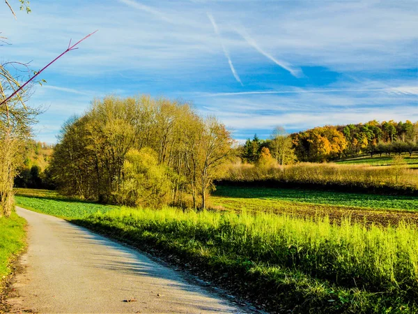 田舎の道路のある美しい風景 — ストック写真