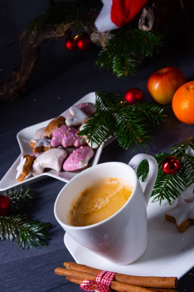 Torta Natale Con Biscotti Pan Zenzero Tazza Sul Tavolo Legno — Foto Stock