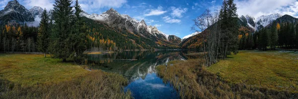 Bela Paisagem Lago Nas Montanhas — Fotografia de Stock