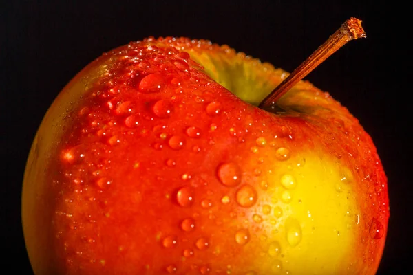 Pomme Rouge Avec Des Gouttes Eau Sur Fond Noir — Photo