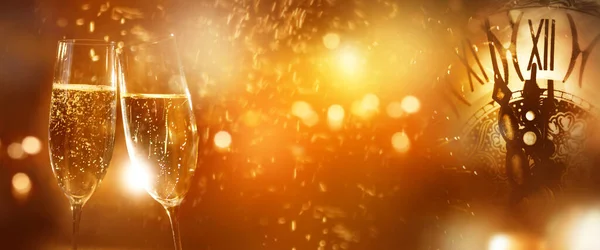 Напередодні Нового Року Шампанське Годинником Феєрверками Задньому Плані Новорічних Привітань — стокове фото