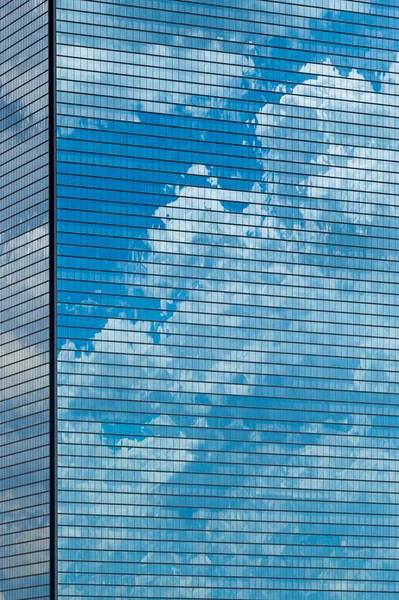 Nuvens Refletidas Nas Janelas Edifício Escritórios Moderno — Fotografia de Stock