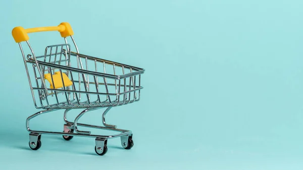 Carrito Compras Sobre Fondo Azul Carro Tienda Supermercado Como Venta —  Fotos de Stock