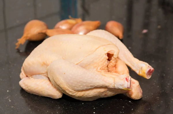 Cuisses Poulet Crues Avec Des Épices Sur Fond Bois — Photo