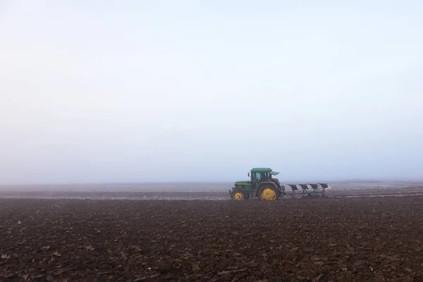 Traktor Orający Pole Mglisty Dzień Jesienią — Zdjęcie stockowe