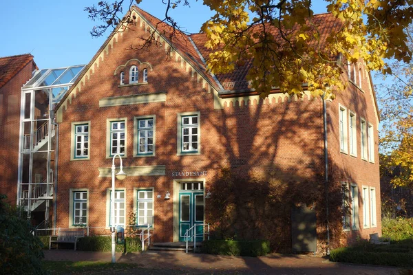 Altes Backsteinhaus Herbst — Stockfoto