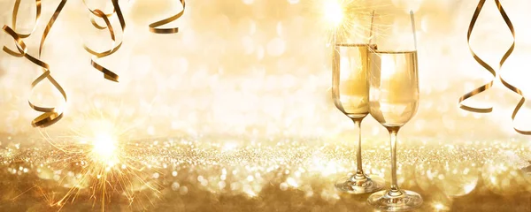 Goldener Glitzernder Silvesterhintergrund Mit Champagner Und Luftschlangen Für Ein Konzept — Stockfoto