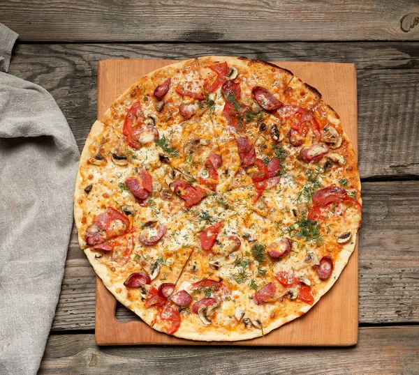 Gebackene Runde Pizza Mit Geräucherten Würstchen Pilzen Tomaten Käse Essen — Stockfoto