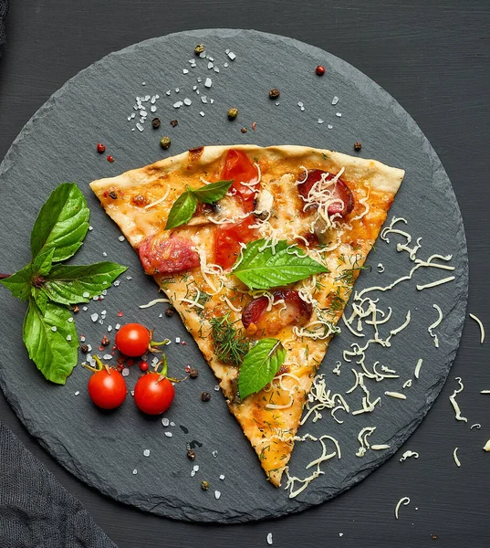 Deliciosa Fatia Triangular Pizza Com Salsichas Defumadas Cogumelos Tomates Queijo — Fotografia de Stock