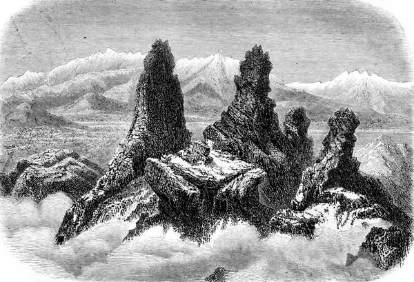 古代カッパドキアのアルギ山の峰は チェザーレ近くにあり ヴィンテージの彫刻が施されたイラストです マガサン ピットレスク1855 — ストック写真