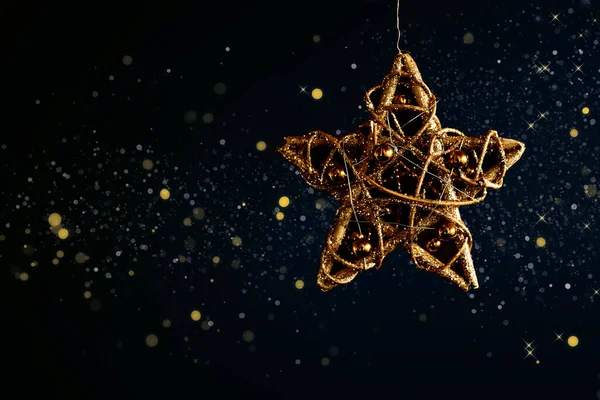 Estrella Navidad Brillante Oro Frente Fondo Negro Con Efectos Luz — Foto de Stock