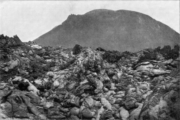 拉瓦在一个火山口周围冷却 古老的雕刻插图 1910年来自宇宙与人类 — 图库照片