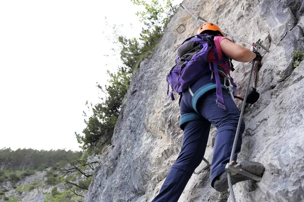 Mujer Está Trepando Por Una Pared Roca Austria — Foto de Stock