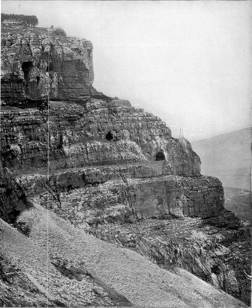 Camino Montaña Con Túneles Huecos Rocas Estratificadas Cerca Constantino Ilustración —  Fotos de Stock