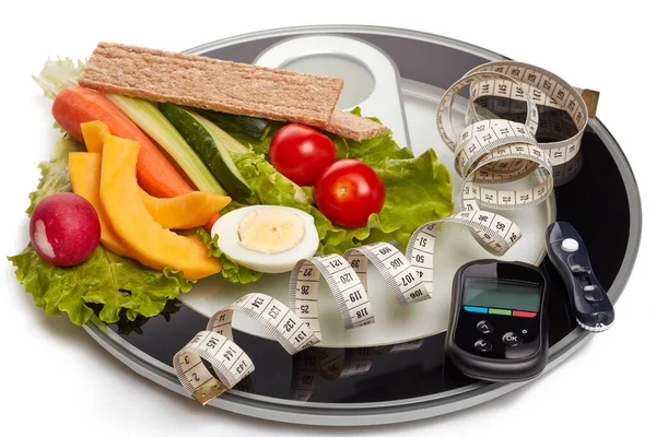 Stilleven Met Gezond Voedsel Weegschalen Meetlint Bloedglucosemeter Witte Achtergrond Onderwerp — Stockfoto