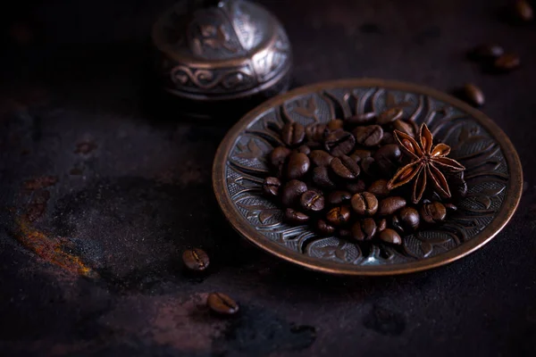 Färska Rostade Kaffebönor Vacker Tallrik Grov Rostig Bakgrund Selektivt Fokus — Stockfoto