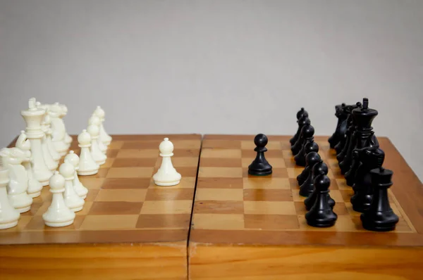 Σκάκι Κομμάτια Μια Σκακιέρα Έτοιμα Για Παιχνίδι — Φωτογραφία Αρχείου
