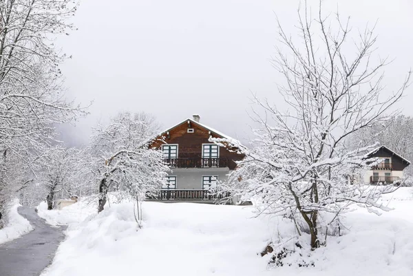 冬天在法国夏莫尼克斯山谷的勃朗峰脚下度假 — 图库照片
