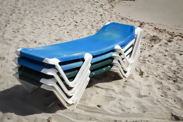 Niebiesko Białe Krzesła Plażowe Ułożone Plaży — Zdjęcie stockowe