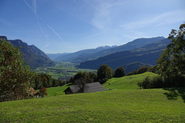 秋天在瑞士瓦伦塞附近的Amden山和山脉 — 图库照片