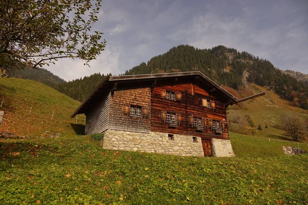 オーベルストドルフ近郊の山の中にあるガーストルーベンの木造小屋です — ストック写真