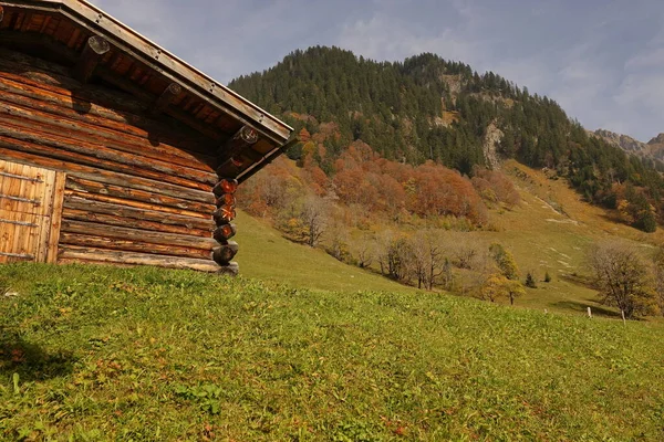 オーベルストドルフ近郊の山の中にあるガーストルーベンの木造小屋です — ストック写真