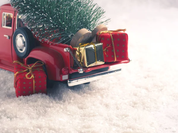 Κόκκινο Φορτηγό Χριστούγεννα Χριστουγεννιάτικα Δέντρα Και Κουτιά Δώρων Στο Χιόνι — Φωτογραφία Αρχείου