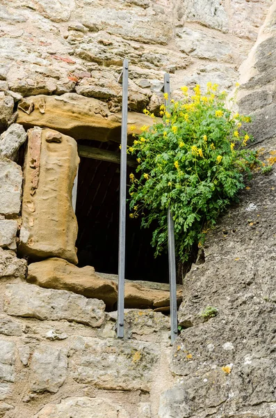 Viejo Muro Piedra Con Una Gran Ventana —  Fotos de Stock