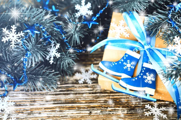 Kerst Achtergrond Cadeaudoosje Spar Takken Met Decoratie Blauwe Kleur Houten — Stockfoto