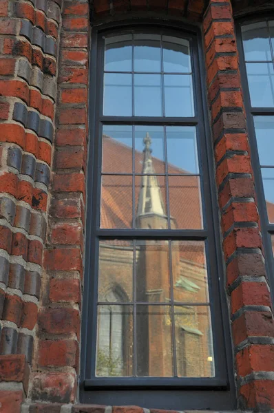 Janela Prefeitura Velha Cidade Velha Hannover Com Reflexo Igreja Mercado — Fotografia de Stock