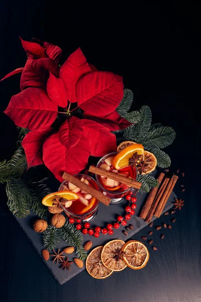 Natura Morta Con Bicchieri Vin Brulè Alla Frutta Fiori Poinsettia — Foto Stock