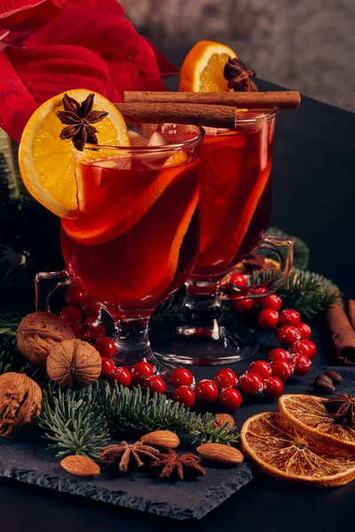 Stilleben Med Glas Glögg Eller Fruktte Röda Julstjärneblommor Gran Och — Stockfoto