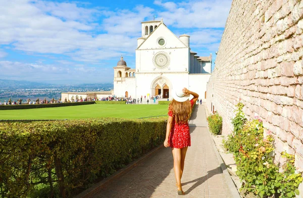 Turismo Italia Veduta Posteriore Una Bella Ragazza Vestita Rosso Che — Foto Stock