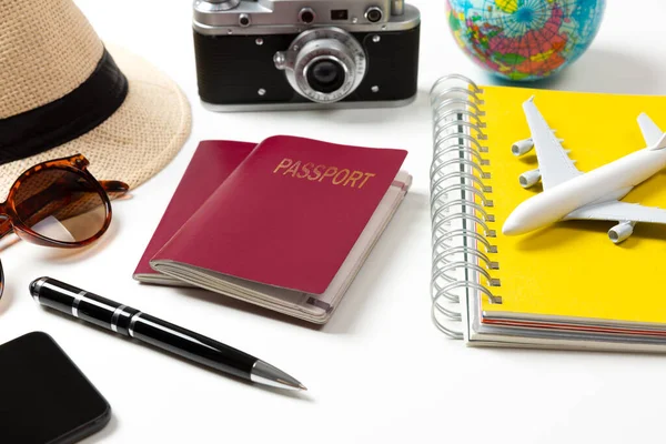 Conceito Planejamento Viagens Escritório Com Passaportes Sunglases Computador — Fotografia de Stock