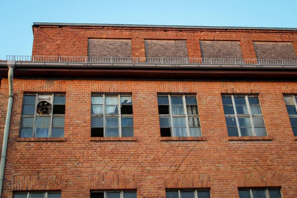 Vista Una Antigua Fábrica Con Ventanas Rotas —  Fotos de Stock