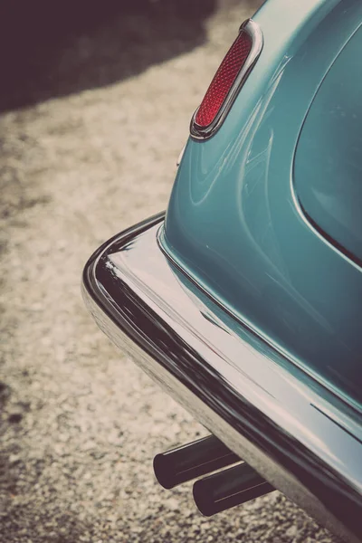 Kırmızı Kuyruk Işık Beyaz Klasik Eski Araba Egzoz Boruları Dikey — Stok fotoğraf
