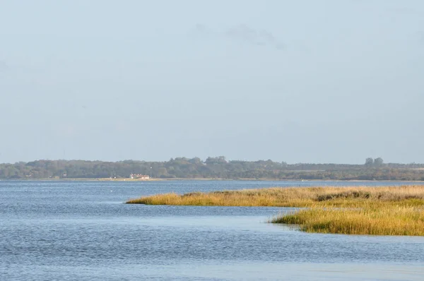 Bellissimo Paesaggio Con Fiume Lago Sullo Sfondo — Foto Stock