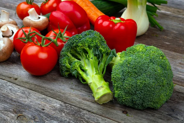 Frisches Gemüse Auf Holzgrund — Stockfoto