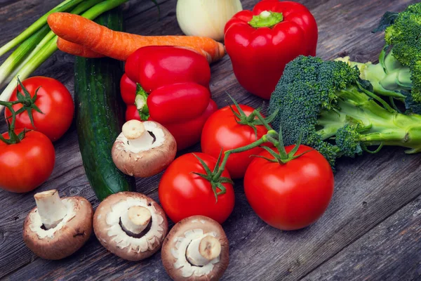 Frisches Gemüse Und Kräuter Auf Hölzernem Hintergrund — Stockfoto