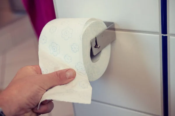 Rolka Papieru Toaletowego Białym Ręcznikiem Tle Łazienki — Zdjęcie stockowe