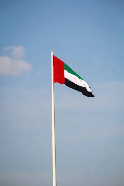 Dubai Nin Gururlu Bayrağı Rüzgarda Dalgalanıyor — Stok fotoğraf
