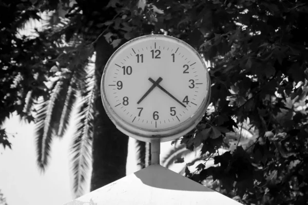 Une Grande Horloge Montre Aux Gens Heure Sur Une Place — Photo