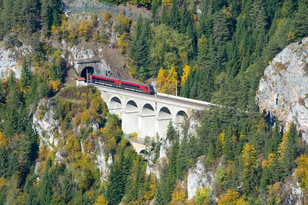 Comboio Vermelho Viaduto Entre Dois Túneis Semmering Railway Ferrovia Semmering — Fotografia de Stock
