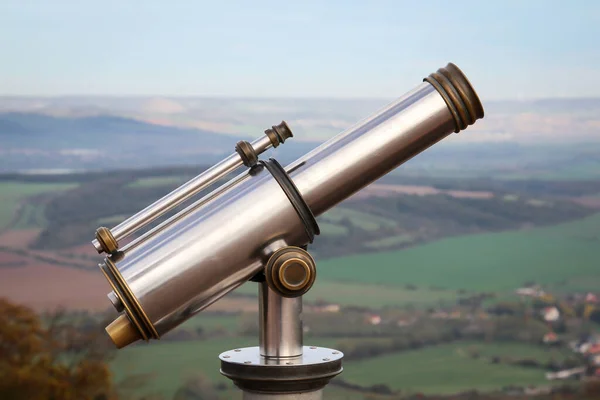 Teleskop Untuk Menjelajahi Lingkungan Dan Lanskap Dekatnya — Stok Foto