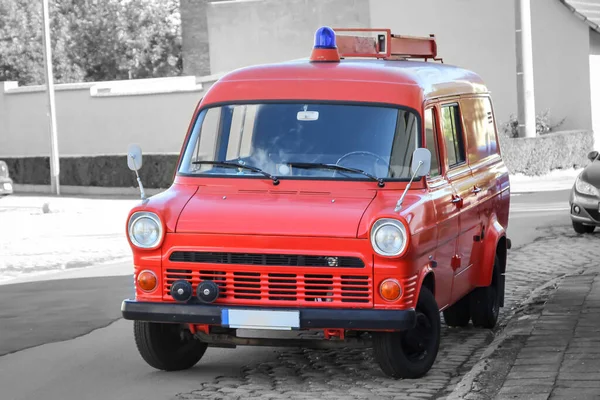 Стара Пожежна Машина Стоїть Узбіччі Дороги — стокове фото